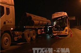 Ô tô khách va chạm xe tải tại cao tốc Nội Bài - Lào Cai, 1 người chết và 5 người bị thương 